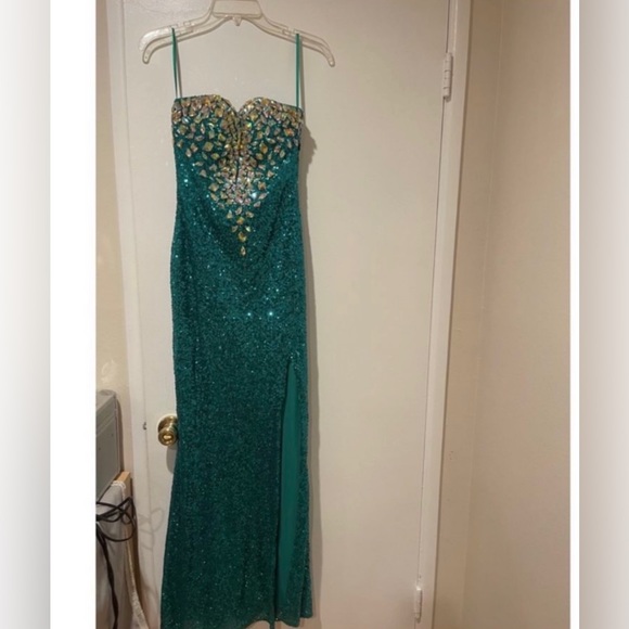 Prom dress - Picture 2 of 3